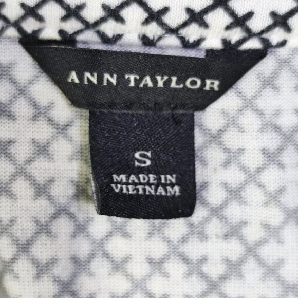 Ann Taylor deep neck blouse women's size S white with black cross pattern - Picture 4 of 9